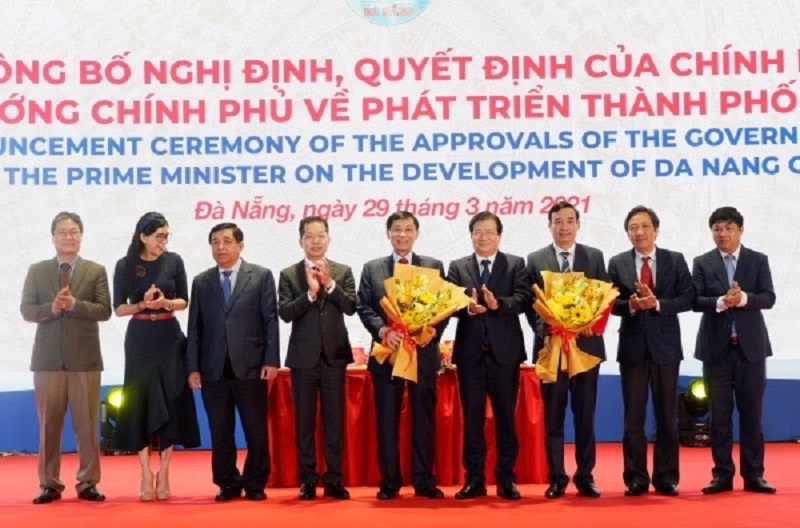 Phó Thủ tướng Trịnh Đình Dũng tặng hoa chúc mừng Doanh nhân Johnathan Hạnh Nguyễn - Chủ tịch IPPG.