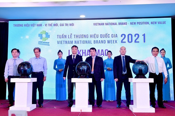 Các đại biểu nhấn nút khai mạc Tuần lễ Thương hiệu Quốc gia Việt Nam năm 2021.