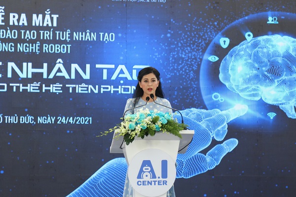 Bà Lê Hồng Thủy Tiên - TGĐ IPPG phát biểu tại lễ ra mắt 