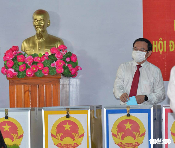 Bí thư Thành ủy TP.HCM Nguyễn Văn Nên cũng là một trong những cử tri đầu tiên bỏ phiếu bầu cử ĐBQH Khó XV và ĐB HĐND các cấp nhiệm kỳ 2021 - 2026 tại khu vực bỏ phếu số 41, thị trấn Củ Chi, TP.HCM.