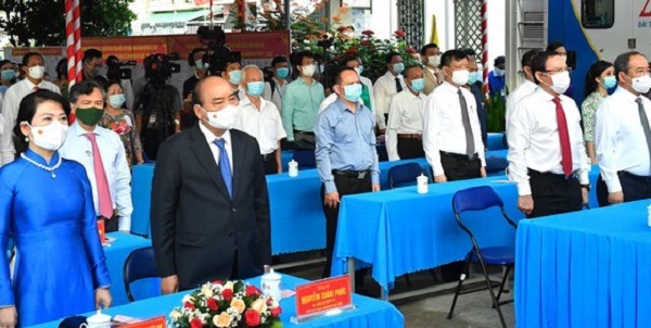 Chủ tịch nước Nguyễn Xuân Phúc và phu nhân dự khai mạc bầu cử tại khu vực bỏ phiếu số 41 (thị trấn Củ Chi). Ảnh SGGP.