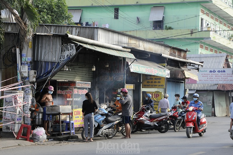 Mặc dù Thành phố đã cấm hàng quan ăn uống bán mang về, nhưng nhiều người vẫn bất chấp vi phạm, (Ảnh chụp tại đường Phan Văn Đối, huyện Hóc Môn).