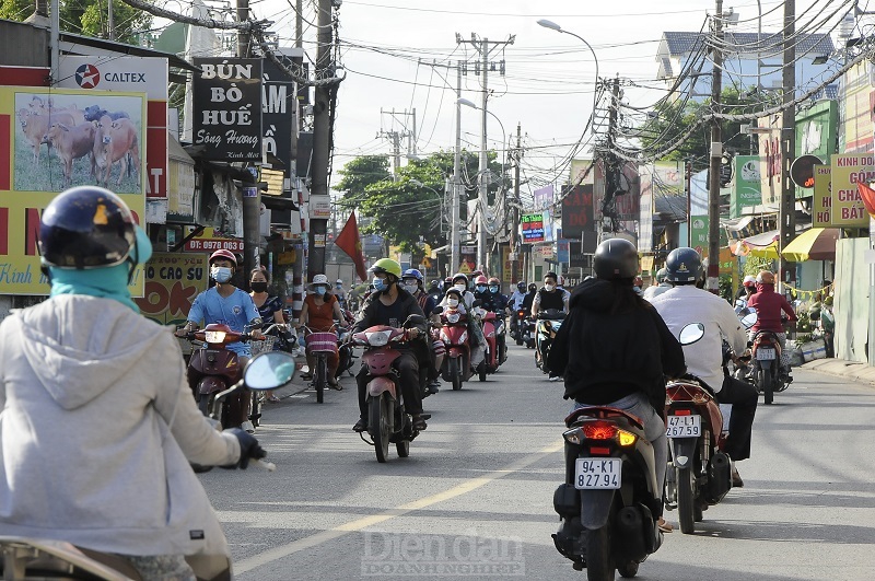 Đường Phan Văn Hớn, huyện Hóc Mông cũng kh1 đông phương tiện qua lại.