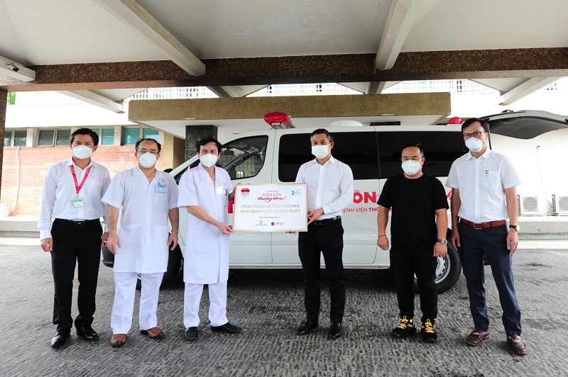 Ông Nguyễn Văn Cường – Phó Chủ tịch Tập đoàn Hưng Thịnh (thứ 3 từ phải sang) cùng đại diện các nhà tài trợ trao tặng 1 xe cứu thương cho BV Thống Nhất.