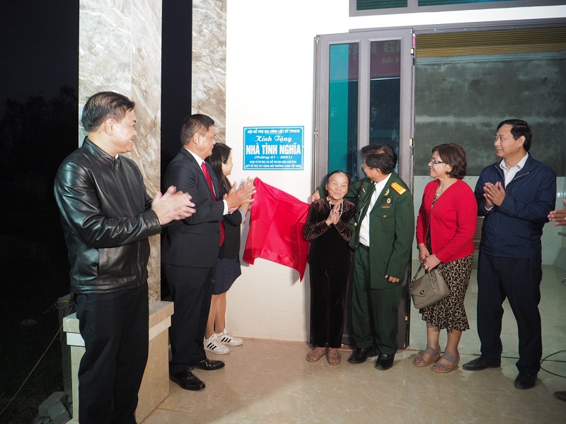 Lễ khánh thành nhà bà Đỗ Liên tặng mẹ Võ Thị Lượng, xã Cẩm Trung, Cẩm Xuyên, Hà Tĩnh đầu năm 2021.