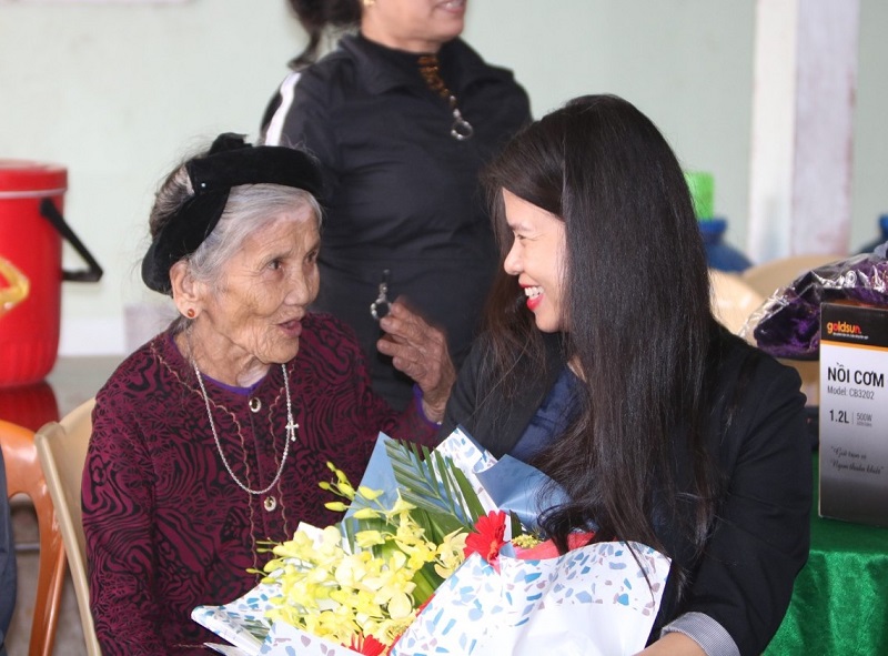 Niềm vui của mẹ Vũ Thị Lâm, xã Nam Phúc Thăng trong ngôi nhà mới bà Đỗ Liên tặng.