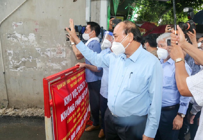 Chủ tịch nước thăm một khu phong tỏa trên đường KP01-10, khu phố 1, thị trấn Hóc Môn, huyện Hóc Môn.