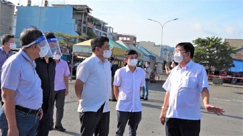 Thứ trưởng Trần Thanh Nam (thứ 3 từ phải sang) khảo sát tình hình tại các chợ đầu mối của TP. Hồ Chí Minh