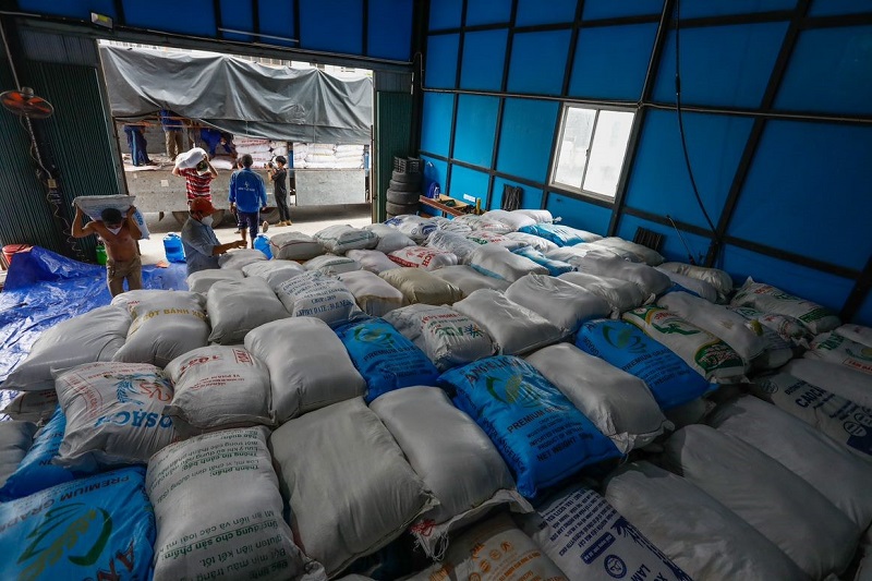 1.000 tấn gạo cho hơn 350 khu phong toảp/tập kết tại kho trung tâm...