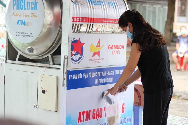 Doanh nghiệp cũng đã đưa vào vận hành máy ATM Gạo yêu thương tại TP.HCM.