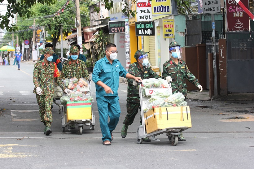 Những túi lương thực, thực phẩm được lực lượng chức năng vận chuyển đến tận tay người dân - Ảnh: Minh Hoàng.