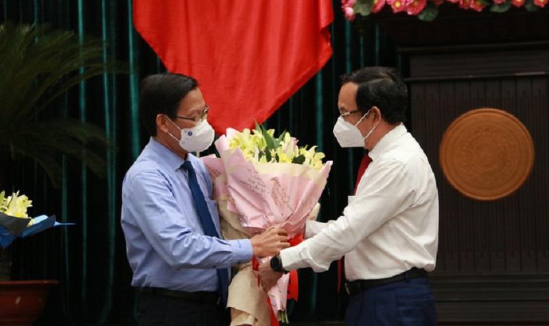 Tân Chủ tịch UBND TP.HCM Phan Văn Mãi nhận hoa chúc mừng của Bí thư Thành ủy TP.HCM Nguyễn Văn Nên, sau khi ông được HĐND Thành phố bầu giữ chức Chủ tịch UBND TP.HCM nhiệm kỳ 2021-2026.