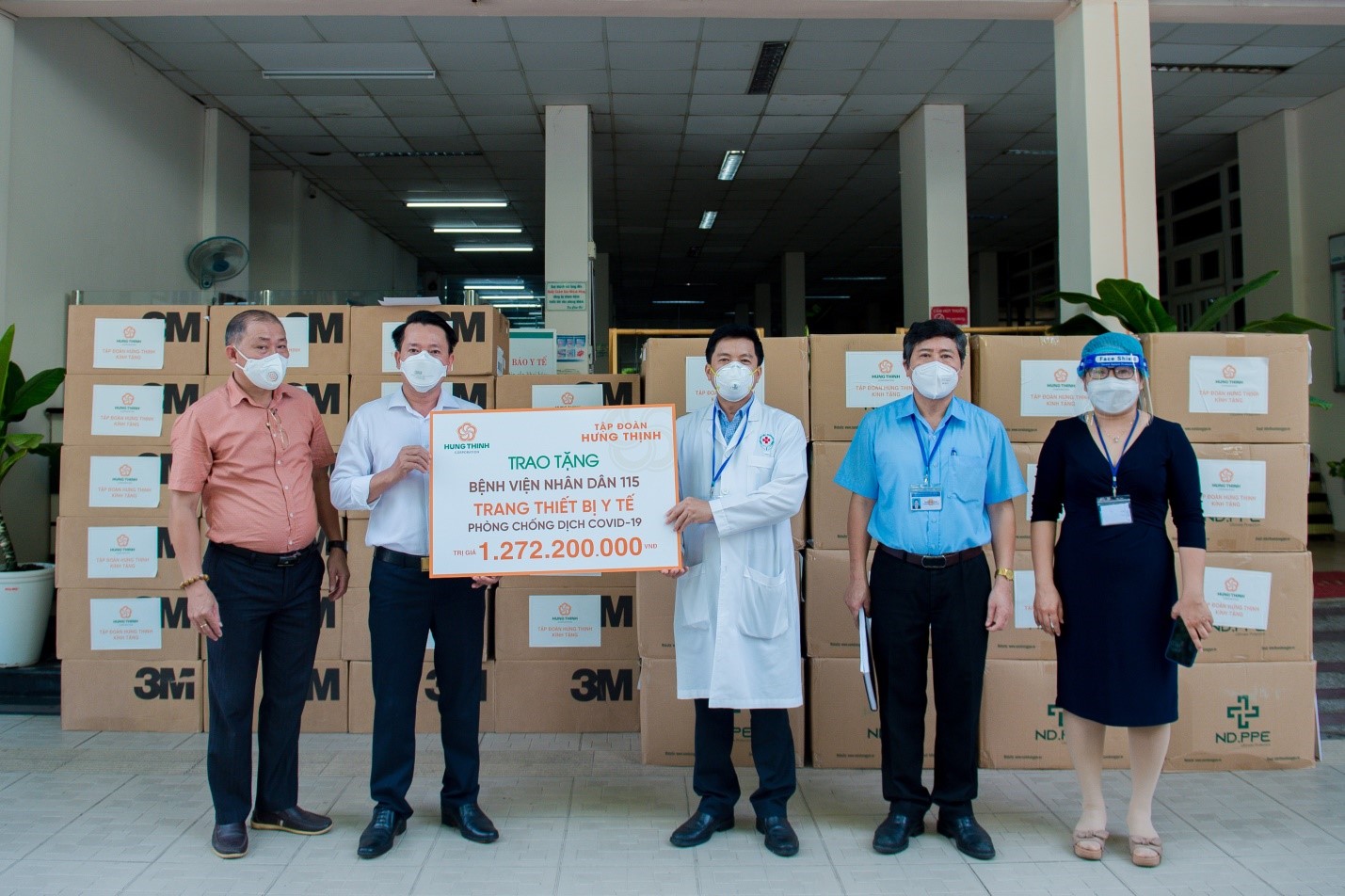 Đại diện Tập đoàn Hưng Thịnh hỗ trợ trang thiết bị y tế cho Bệnh viện Nhân dân 115.