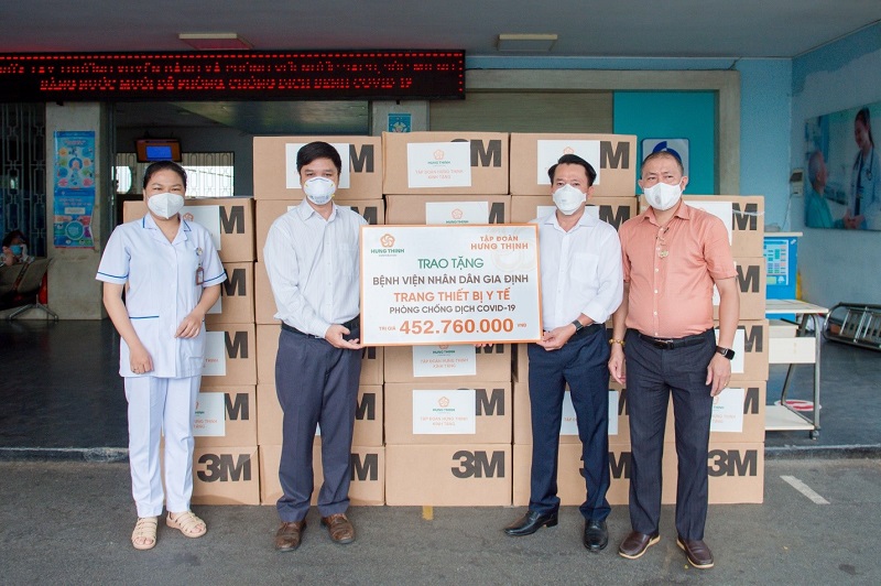 Đại diện Tập đoàn Hưng Thịnh hỗ trợ trang thiết bị y tế cho Bệnh viện Nhân dân Gia Định.