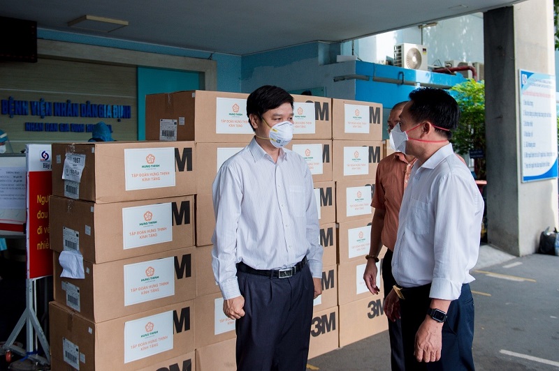 Đại diện Tập đoàn Hưng Thịnh chuyển tận tay các trang thiết bị y tế cho y, bác sỹ Bệnh viện Nhân dân Gia Định.