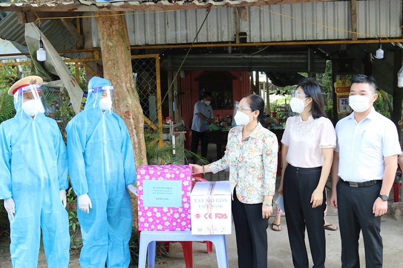 Chủ tịch HĐND TP.HCM Nguyễn Thị Lệ thăm động viên các chốt vùng xanh trên địa bàn huyện Củ Chi - Ảnh: Long Hồ.