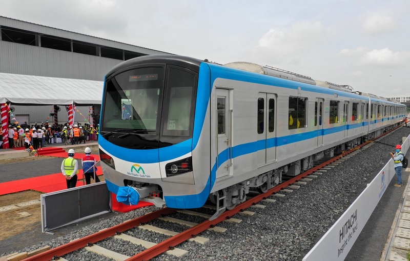 Hồi tháng 10/2020, đoàn tàu đầu tiên từ Nhật Bản cập cảng Khánh Hội và được vận chuyển về Depot Long Bình, đánh dấu một cột mốc quan trọng cho tuyến metro đầu tiên của TP HCM. 