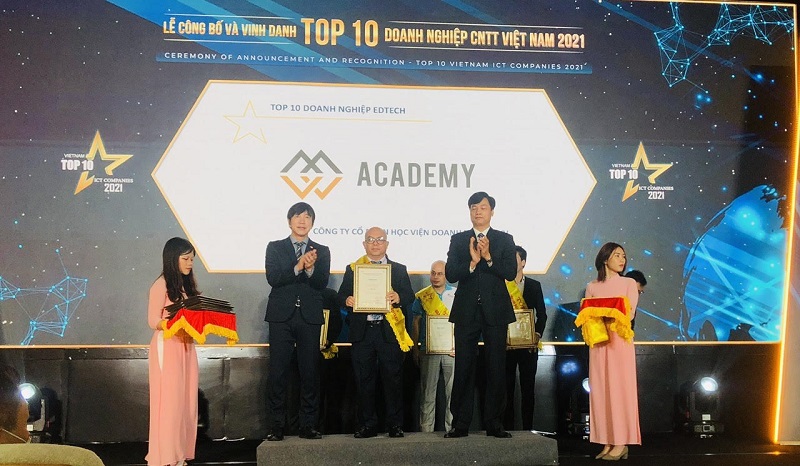 Ông Phạm Lê Hùng- giám đốc đối ngoại MVV Academy nhận giải 
