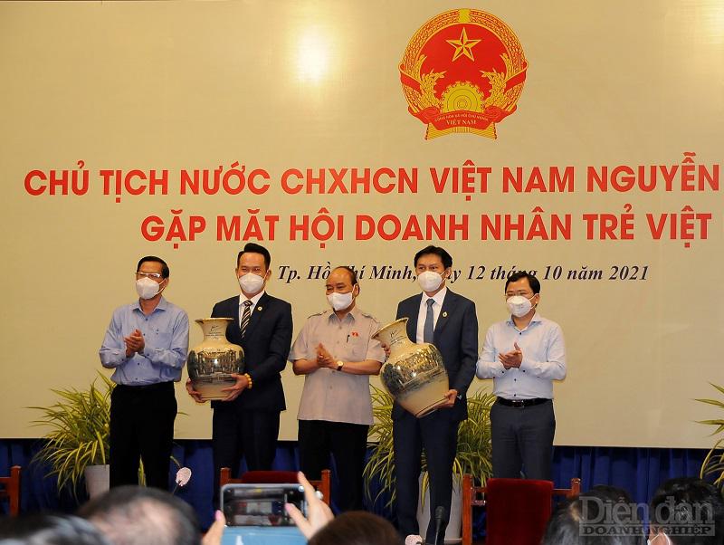 Chủ tịch nước Nguyễn Xuân Phúc tặng quà lưu niệm cho đại diện Hội Doanh nhân trẻ Việt Nam và Hội Doanh nhân trẻ TP.HCM.