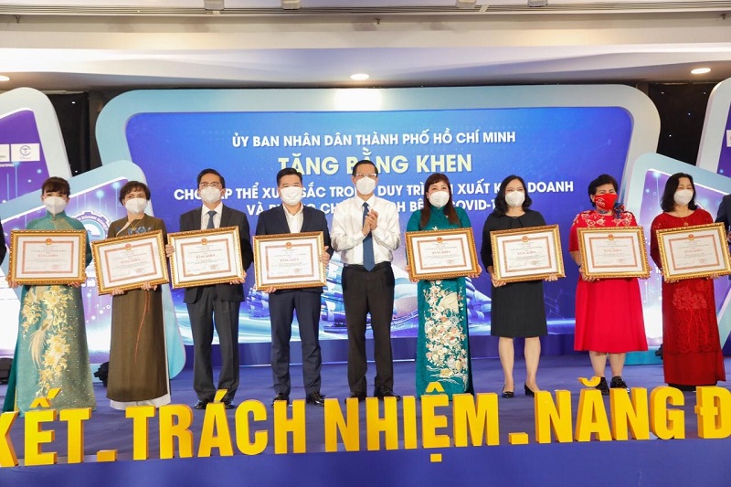 Chủ tịch CT Group Trần Kim Chung (thứ 3 từ trái qua) đón nhận Bằng khen của Chủ tịch UBND TP HCM.