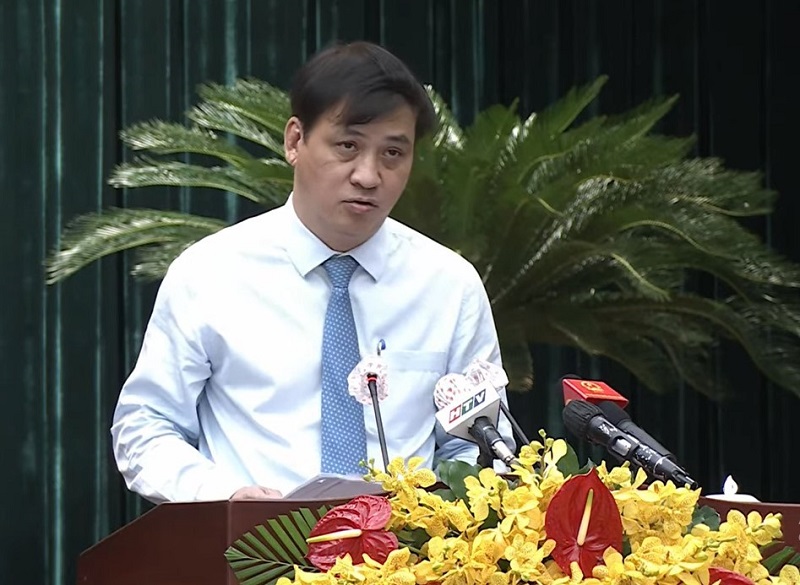 Phó Chủ tịch UBND TP.HCM Lê Hòa Bình báo cáo về tình hình kinh tế - xã hội của TP.HCM năm 2021; nhiệm vụ, giải pháp trọng tâm năm 2022 - Ảnh chụp màn hình.
