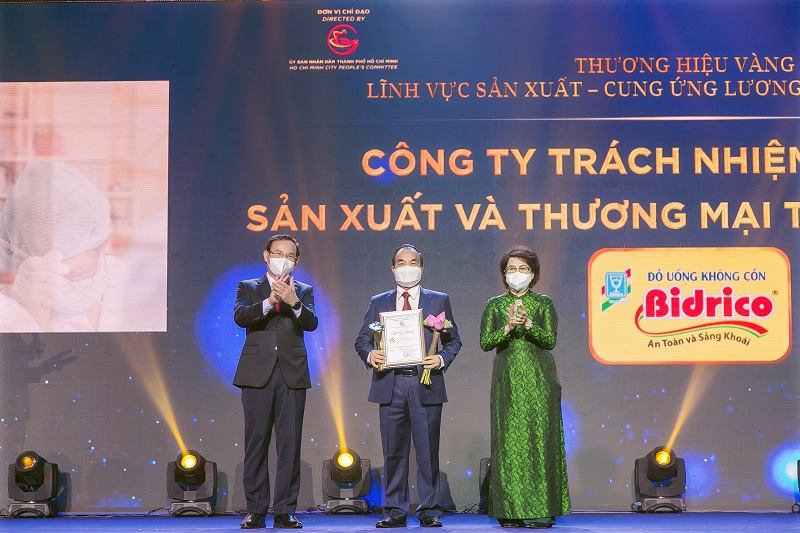 Ông Nguyễn Đặng Hiến – TGĐ Công ty TNHH SX&TM Tân Quang Minh – Bidrico vinh dự nhận giải thưởng Thương Hiệu Vàng Tp.HCM năm 2021.