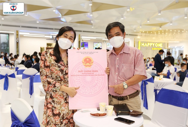 Những cư dân đầu tiên nhận sổ hồng sở hữu căn hộ Happy One - Phú Hòa.
