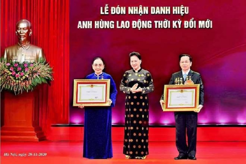 Chủ tịch Quốc hội Nguyễn Thị Kim Ngân trao danh hiệu Anh hùng Lao động thời kỳ đổi mới tặng ông Lê Văn Kiểm và bà Trần Cẩm Nhung.
