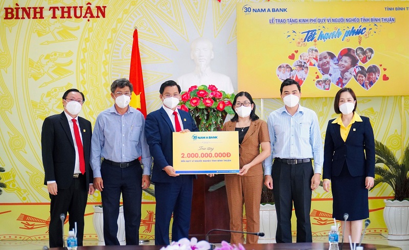 Nam A Bank trao tặng Quỹ vì người nghèo tỉnh Bình Thuận 2 tỷ đồng.