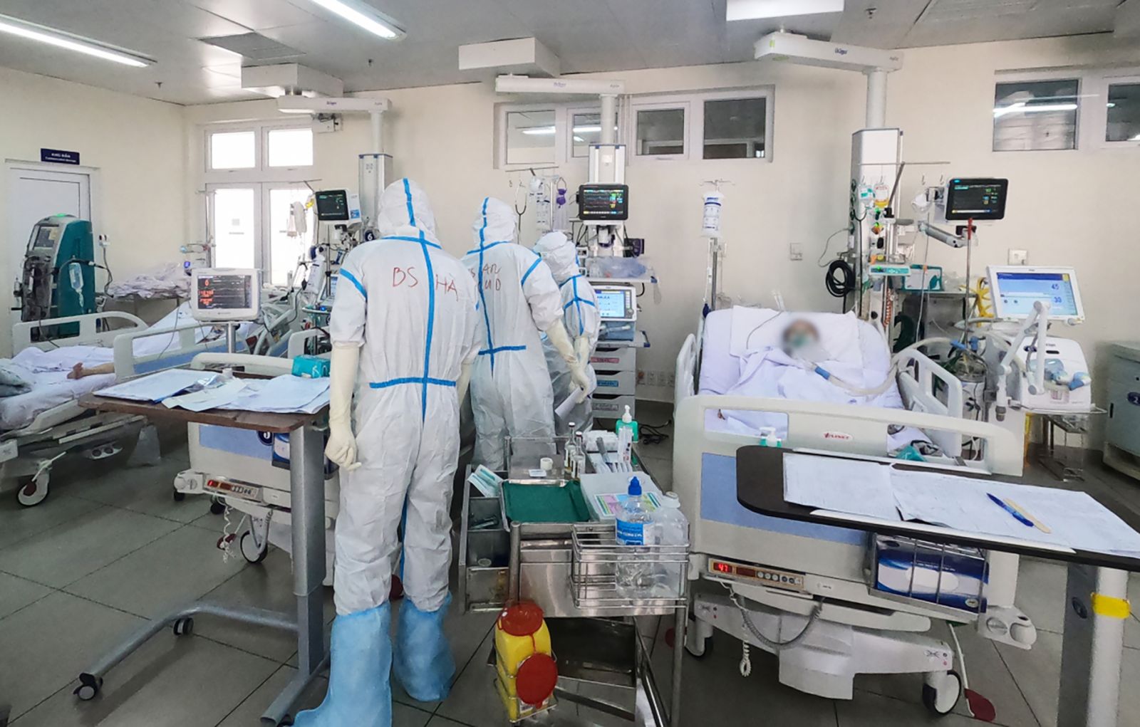 Bên trong các bệnh viện điều trị COVID-19, các y, bác sĩ không quản ngại hiểm nguy giành giật lại từng hơi thở cho bệnh nhân.