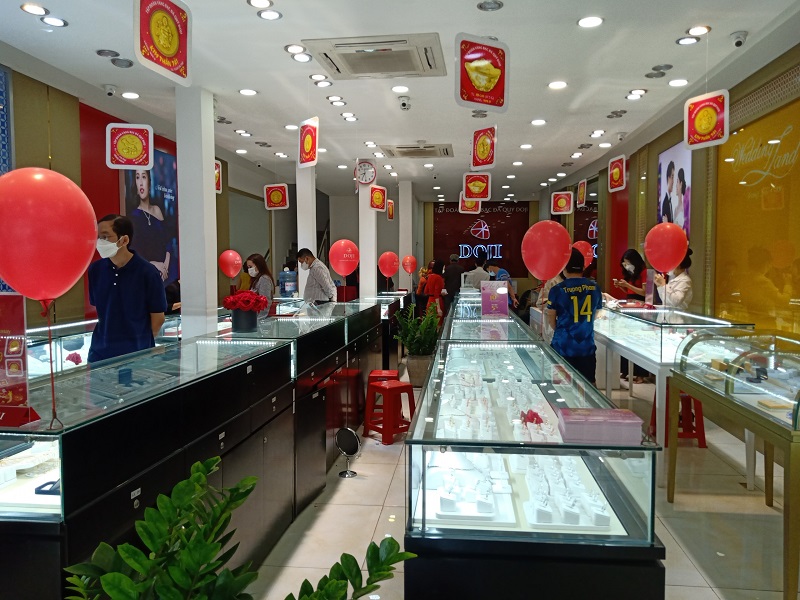 Bên trong cửa hàng của DOJI trên đường Trường Chinh, lượng khách hàng đến giao dịch cũng không đông như mọi năm.