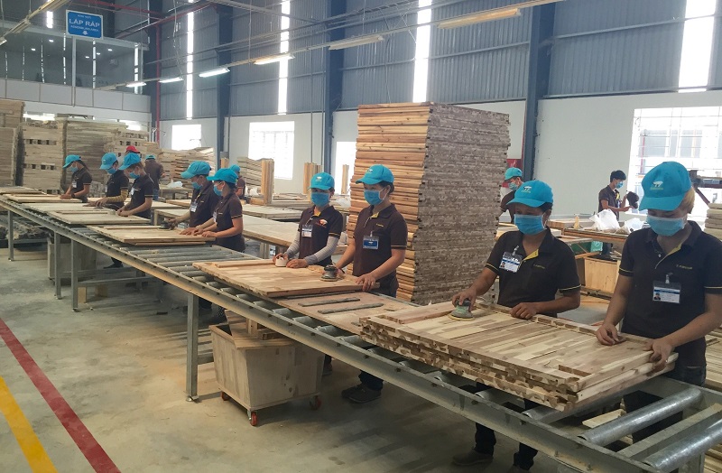 Theo Doanh nhân Huỳnh Thanh Vạn, trong vòng 5 năm tới, ngành gỗ Việt Nam sẽ còn phát triển mạnh mẽ hơn nữa. Ảnh: Công nhân sản xuất đồ gỗ xuất khẩu tại Công ty CP 