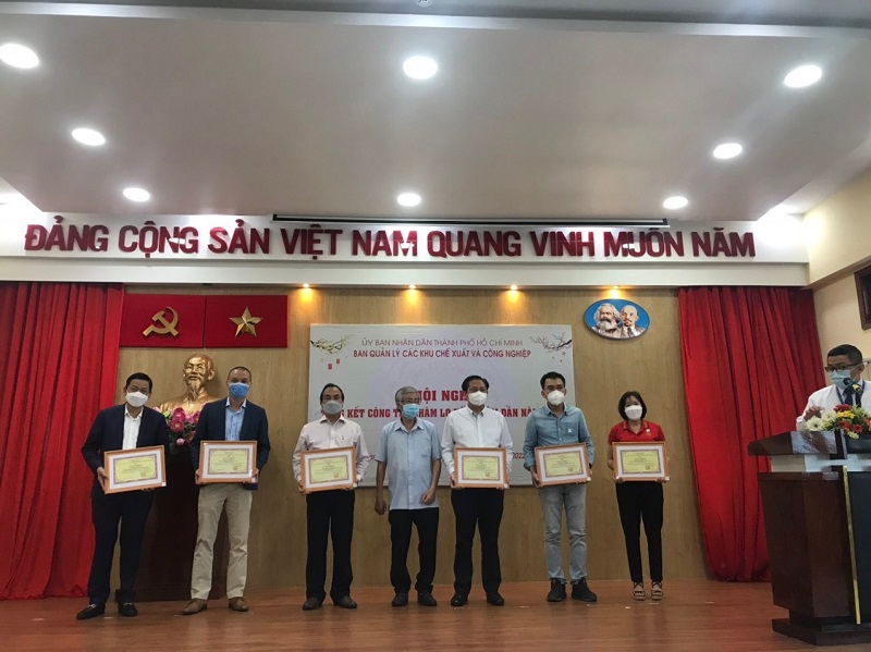 Ông Nguyễn Đặng Hiến - TGĐ Bidrico (thứ 3 từ trái sang) nhận Giấy khen của Ban quản lý các KCN, KCX TP.HCM.