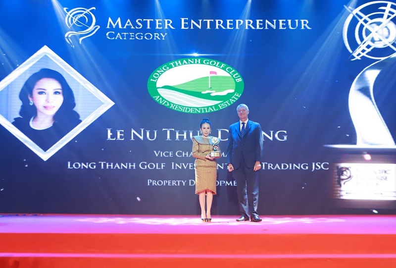 Bà Lễ Nữ Thùy Dương nhận giải thưởng “Doanh nhân xuất sắc Châu Á 2021” tại Lễ trao giải Asia Pacific Enterprise 2021.