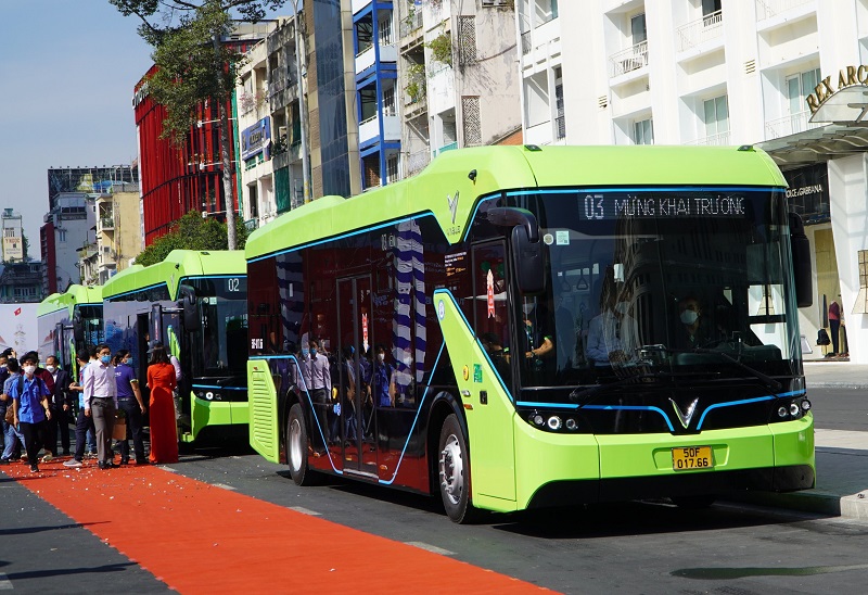TP.HCM đã chính thức khai trương và đưa vào vận hành tuyến xe buýt điện đầu tiên. Qua đó, hứa hẹn sẽ mang đến trải nghiệm mới cho người dân Thành phố, cũng như hướng tới một tương lai “xanh” cho vận tải hành khách công cộng.