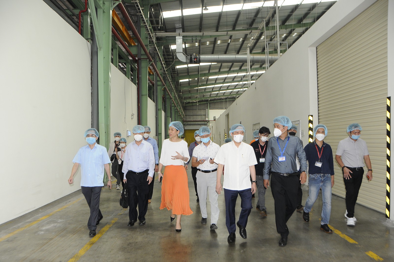Chủ tịch VCCI Phạm Tấn Công cùng đoàn đi tham quan nhà máy.