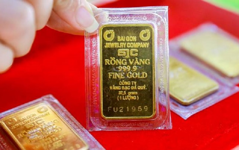 Đà giảm của giá vàng trong nước vẫn chậm hơn giá thế giới, khiến giá vàng miếng trong nước vẫn cao hơn thế giới khoảng 16,5 triệu đồng mỗi lượng, tương đương cao hơn 31%.