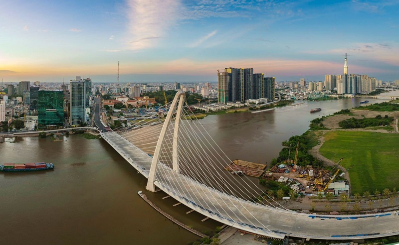 Cầu Thủ Thiêm 2 có tổng mức đầu tư 3.100 tỷ đồng. Dự án có điểm đầu tại giao lộ Tôn Đức Thắng - Lê Duẩn (quận 1), vượt sông Sài Gòn và kết nối đại lộ Vòng cung (tuyến R1) trong Khu đô thị mới Thủ Thiêm.