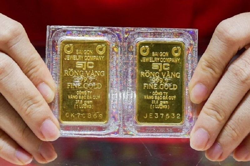 Mặc dù giá vàng thế giới giảm sâu, nhưng giá trong nước vẫn không thay đổi, khiến người mua vàng trong nước phải chịu đắt hơn thế giới hơn 18 triệu đồng/lượng.