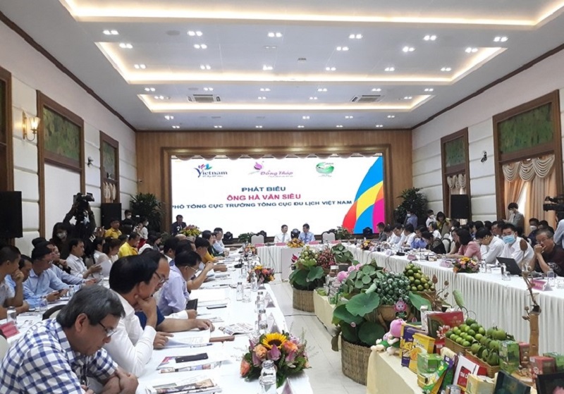 Diễn đàn Kết nối du lịch TP.HCM và 13 tỉnh thành Đồng bằng sông Cửu Long lần thứ II, ngày 20-5 tại tỉnh Đồng Tháp, với sự chủ trì của lãnh đạo TP.HCM và lãnh đạo tỉnh Đồng Tháp.