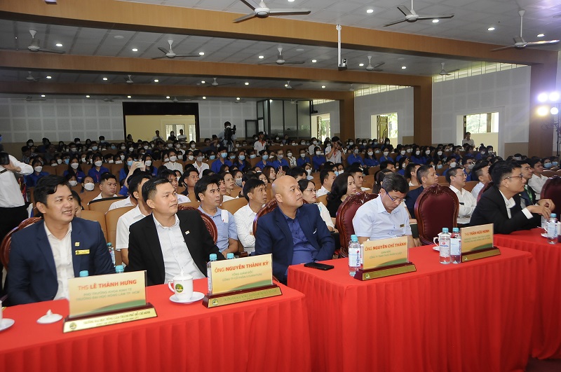 Các đại biểu, doanh nghiệp và sinh viên trường ĐH Nông Lâm TP.HCM tham dự talkshow Câu chuyên doanh nhân thành công - Ảnh: Đình Đại.