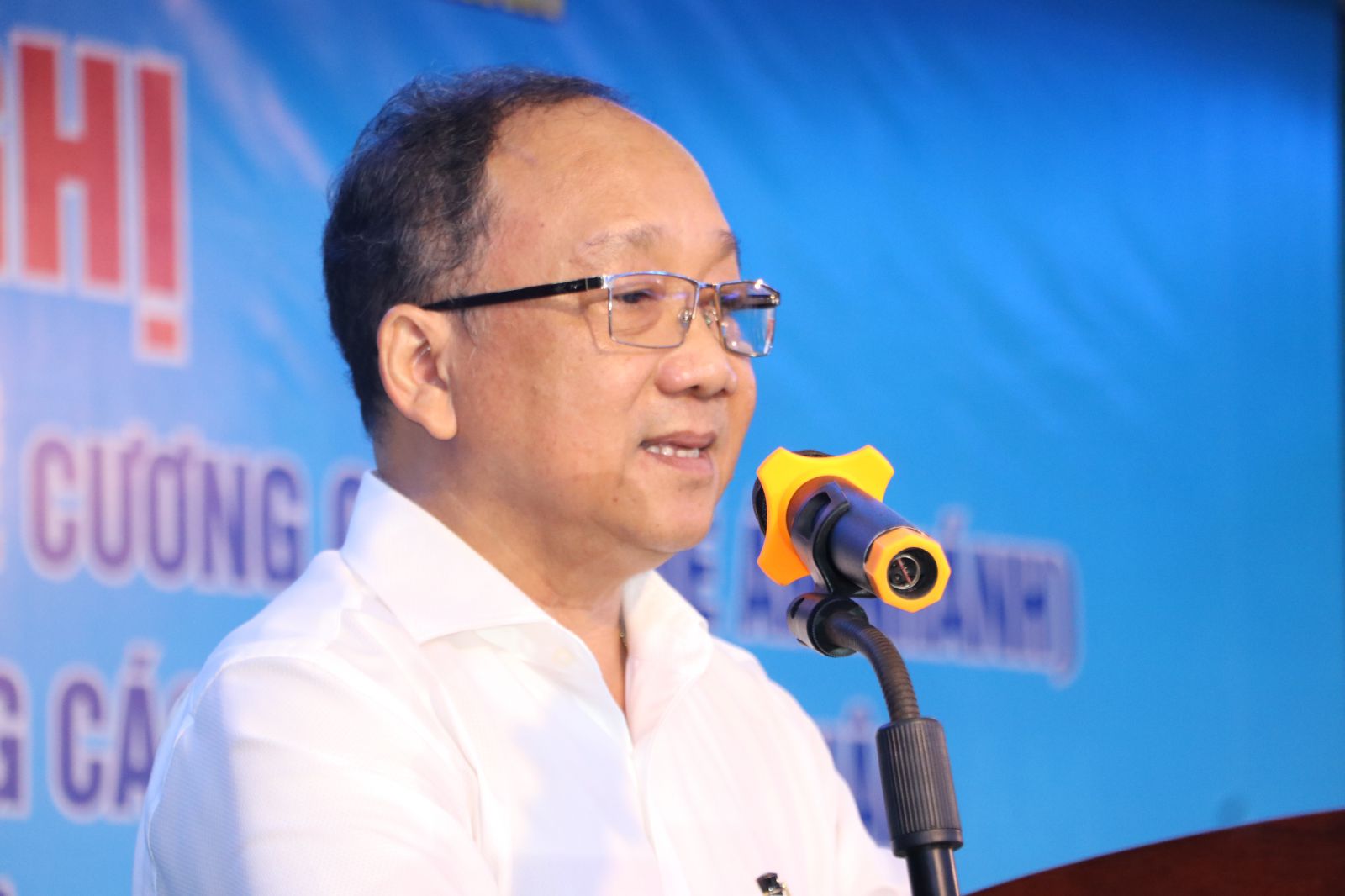 TS Dư Phước Tân, Chủ nhiệm đề án nhánh “Con người đô thị” phát biểu tại hội nghị.