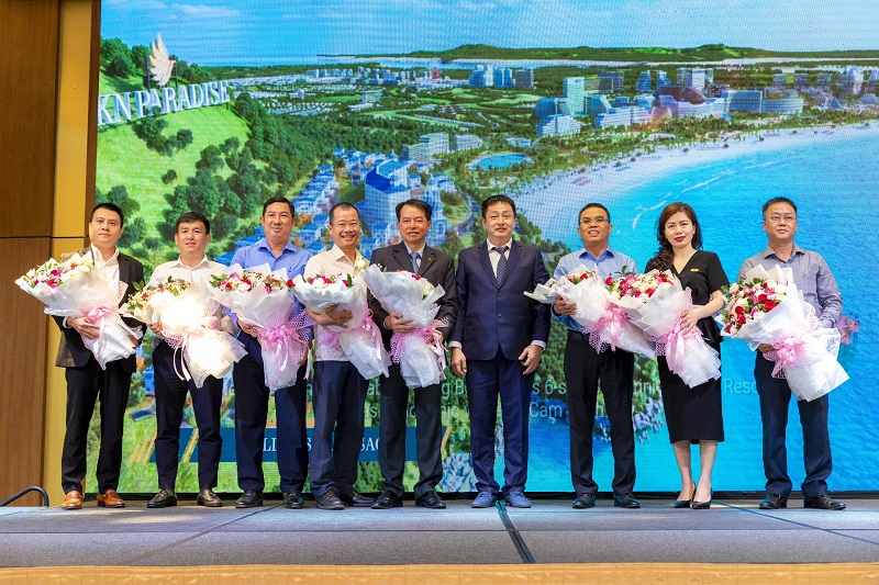 Đại diện Chủ đầu tư dự án KN Paradise tặng hoa các đối tác tài trợ tài chính là các ngân hàng hàng đầu tại Việt Nam.