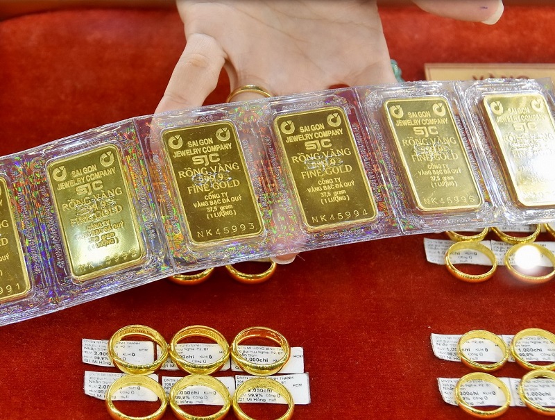 Sức giảm của vàng miếng trong nước chậm hơn so với quốc tế đã khiến giá vàng SJC tiếp tục bị đẩy lên mức cao hơn giá vàng thế giới 18 triệu đồng/lượng.