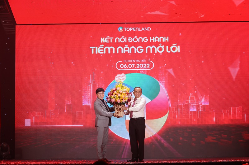 Ông Lê Hoàng Châu (bên phải), Chủ tịch Hiệp hội Bất động sản TPHCM tặng hoa cho ông Trần Quang Trình, Tổng Giám đốc TopenLand trong sự kiện ra mắt nền tảng TopenLand.