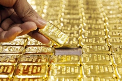 Giới đầu tư hoang mang, vàng “rơi tự do” xuống đáy 8 tháng