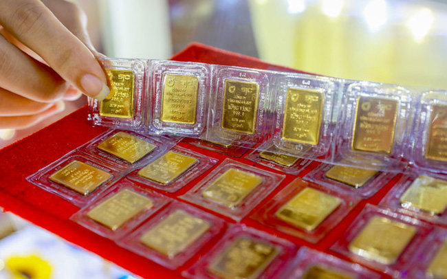 Hiện chênh lệch giữa giá vàng SJC và vàng trang sức lá 15 triệu đồng/lượng.