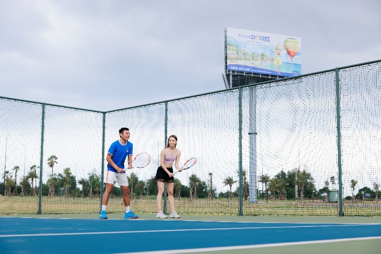 Lý Hoàng Nam – tay vợt số 1 Việt Nam cùng bạn trải nghiệm tập luyện tại Sport Complex trong kỳ nghỉ dưỡng.