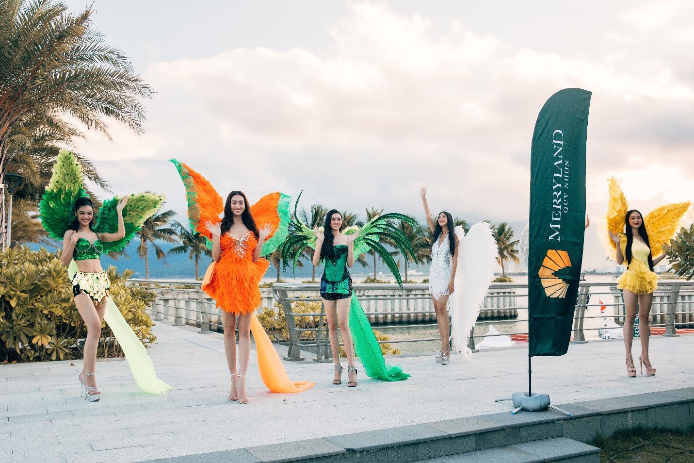 Top 3 Miss World Vietnam 2019 trình diễn trang phục carnival cùng các thí sinh vòng chung kết Miss World Vietnam 2022.