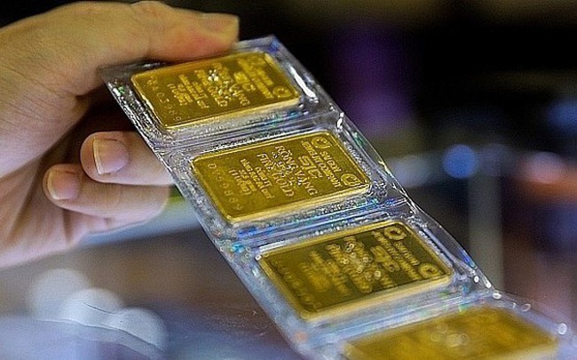 Mặc cho vàng thế giới giảm giá, vàng miếng SJC trong nước vẫn tăng giá mạnh, kéo giá vàng trong nước đắt hơn thế giới trên 18 triệu đồng/lượng.